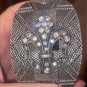 Rhinestone Fleur-de-Lis Cuff Bracelet. (ZZ)